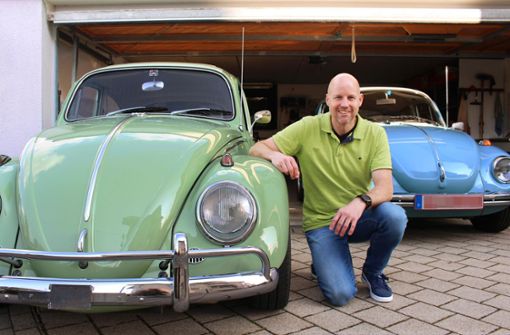 Thomas Stiller hat seinen birkengrünen Käfer, Modell 1300 Export, selbst restauriert. In der Garage steht auch der blaue 1303er. Foto: C. Holowiecki
