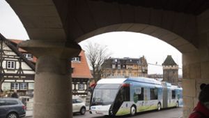 Vier Elektrohybridbusse sind in Esslingen bereits unterwegs, die Flotte soll kräftig wachsen. Ludwigsburg hingegen favorisiert reine Elektrobusse, die auf ganzer Strecke ohne Oberleitungen auskommen. Foto: Horst Rudel