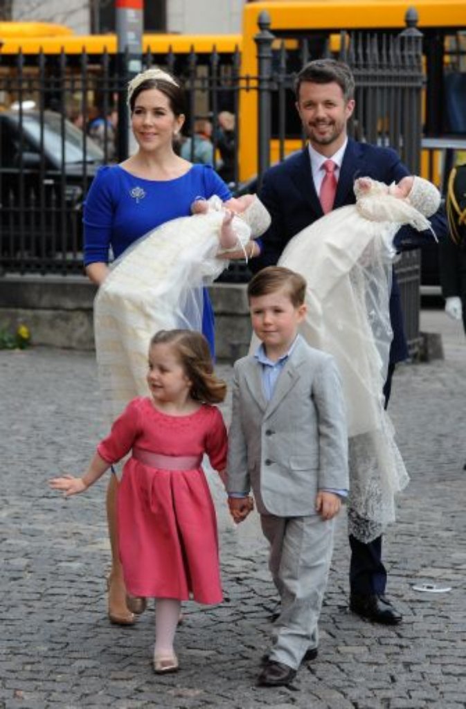 Das dänische Kronprinzenpaar Mary und Frederik mit den neugeborenen Zwillingen Vincent und Josefine sowie Prinz Cristian und Prinzessin Isabella.