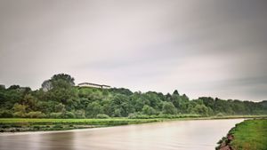 Die keltische Heuneburg an der Donau hat Bayerl während eines Gewitters fotografiert – durch die  lange Belichtungszeit erscheinen Wolken und Wasser wie  trübe Milch. Foto: Günther Bayerl