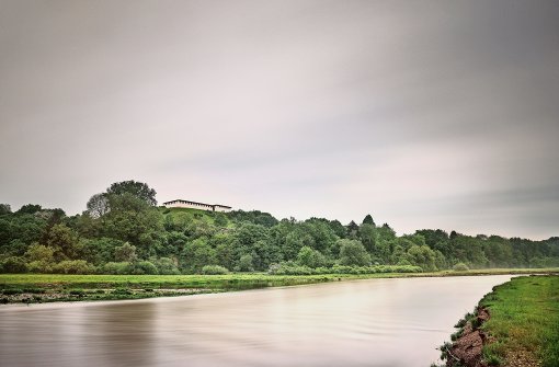 Die keltische Heuneburg an der Donau hat Bayerl während eines Gewitters fotografiert – durch die  lange Belichtungszeit erscheinen Wolken und Wasser wie  trübe Milch. Foto: Günther Bayerl