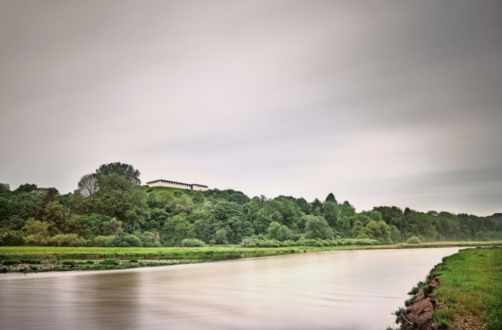 Die keltische Heuneburg an der Donau hat Bayerl während eines Gewitters fotografiert – durch die  lange Belichtungszeit erscheinen Wolken und Wasser wie  trübe Milch.