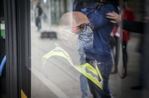 In Bussen und Bahnen gilt die Maskenpflicht – doch nicht alle sehen das so konsequent wie Verkehrsminister Hermann. Foto: Lichtgut/Julian Rettig