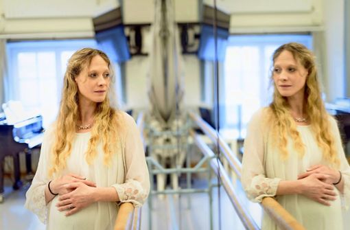 Alicia Amatriain steht vor dem Spiegel in einem Ballettsaal: Ende März erwartet die Erste Solistin des Stuttgarter Balletts ihr erstes Kind. Foto: Lichtgut/Max Kovalenko