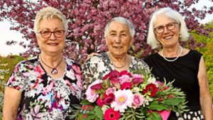 Die Vorstände Isolde Watzl und Gudrun Stiefel (rechts) gratulieren Meta Schäfer (Mitte) zur 70-jährigen Mitgliedschaft. Foto: Frank Wittmer