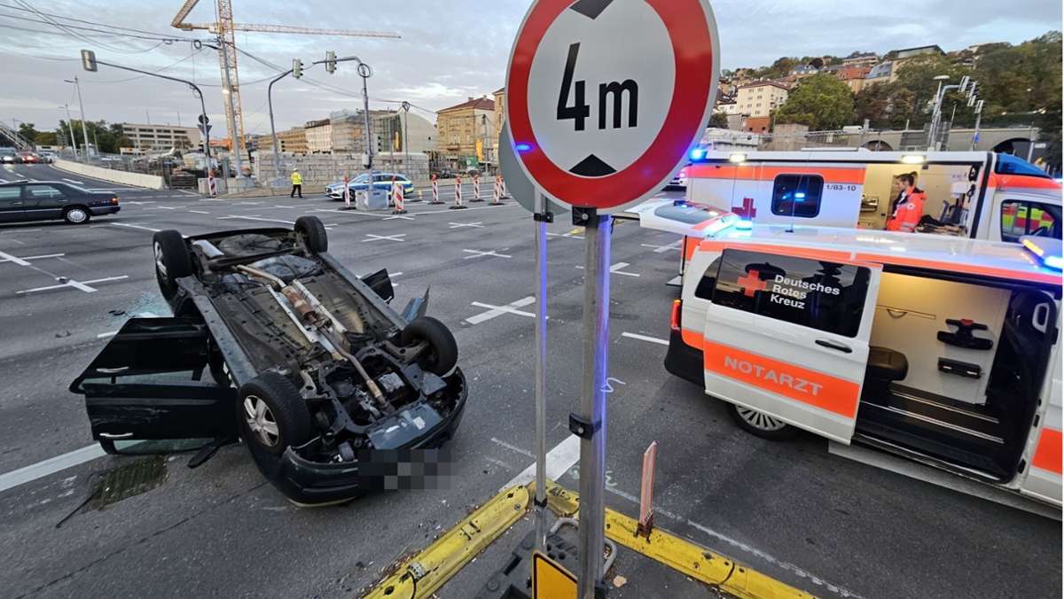 Stuttgarter Polizei sucht Zeugen: Mercedes-Fahrer missachtet wohl Rotlicht – Opel landet auf Dach