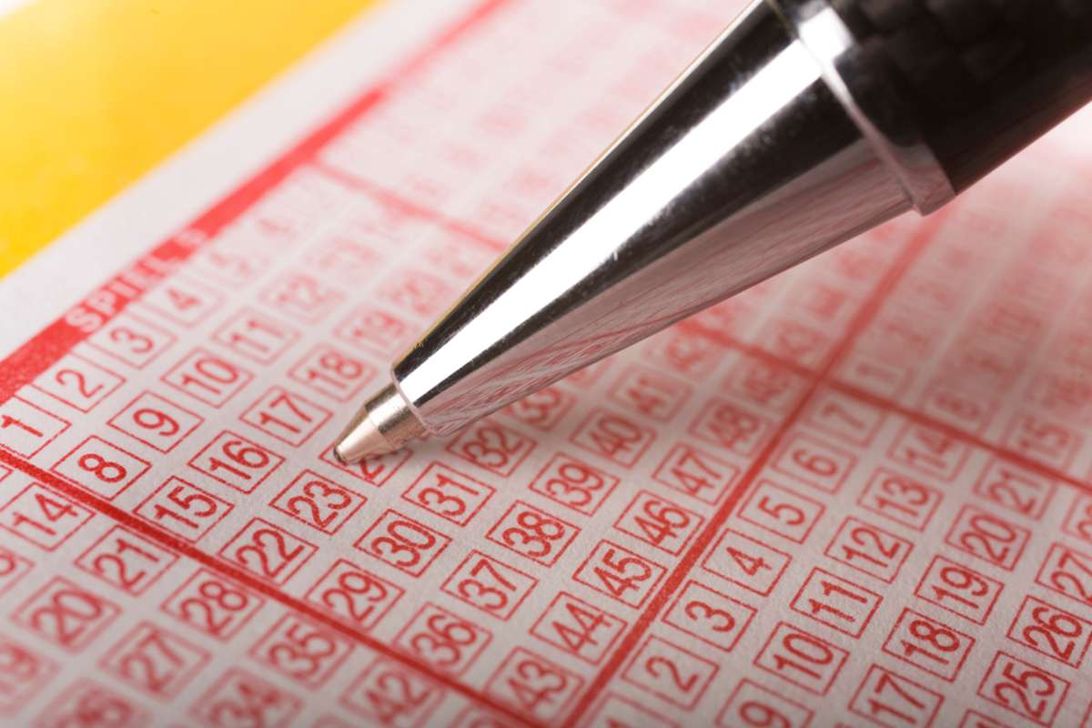 Viele Menschen hoffen jeden Mittwoch und Samstag die richtigen Lottozahlen getippt zu haben.  Foto: shutterstock / Younes Stiller Kraske