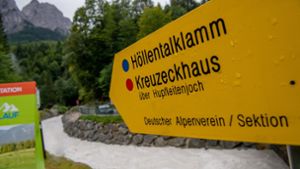 Ein Schild in Grainau weist den Weg in die Höllentalklamm (Archivbild). Foto: dpa/Peter Kneffel