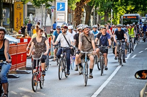 Die Schar der Demonstranten ist bunt gemischt, hat aber ein Ziel: Stuttgart soll fahrradfreundlicher werden Foto: Petsch