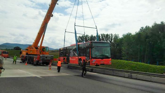 Linienbus kracht auf A8 Richtung München in Betonwand