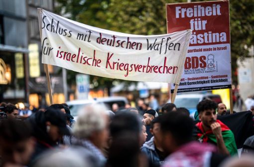 Unter anderem in Stuttgart fanden propalästinensische Demonstrationen statt. Foto: Christoph Schmidt/dpa/Christoph Schmidt