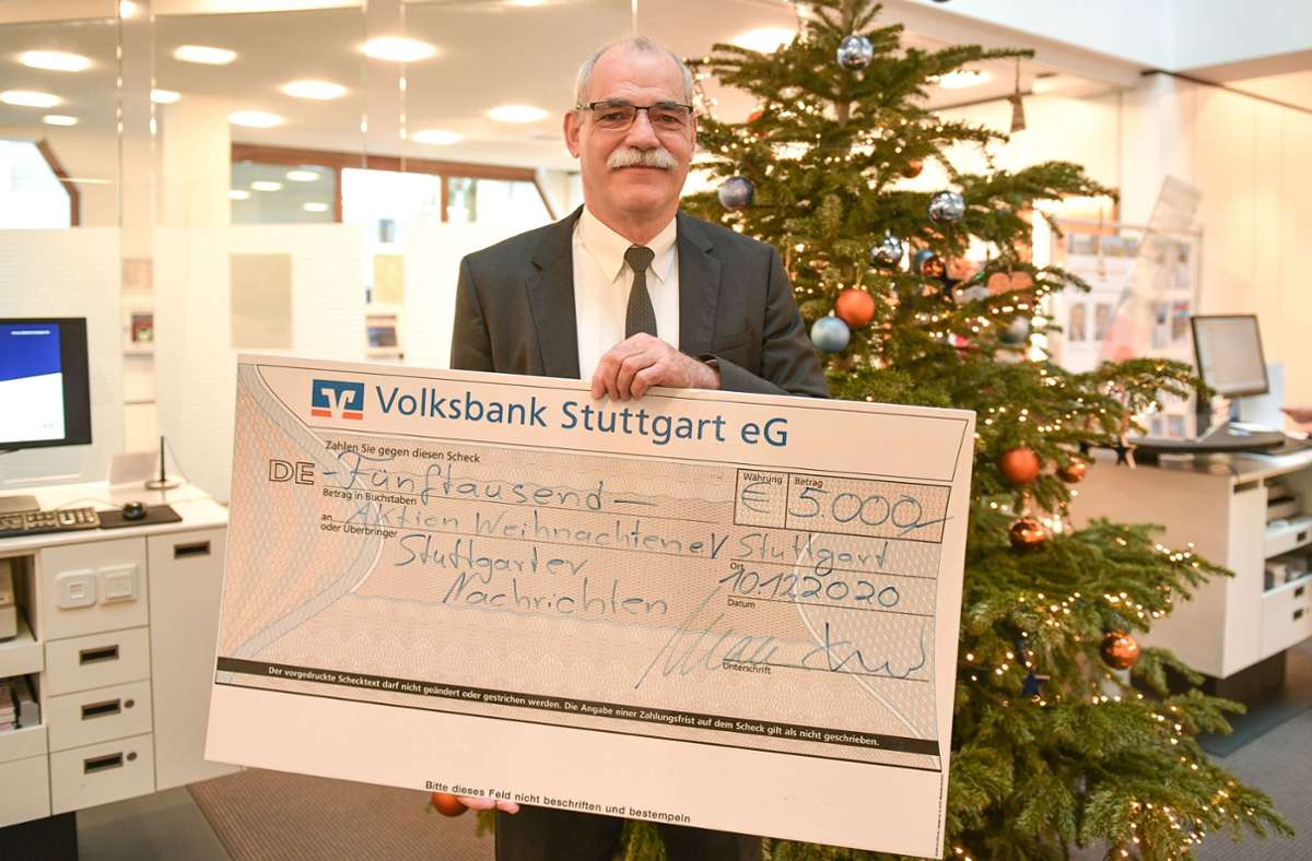 Volksbank-Regionaldirektor Thomas Waldner mit dem Spendenscheck. Foto: Lichtgut/Leif Piechowski