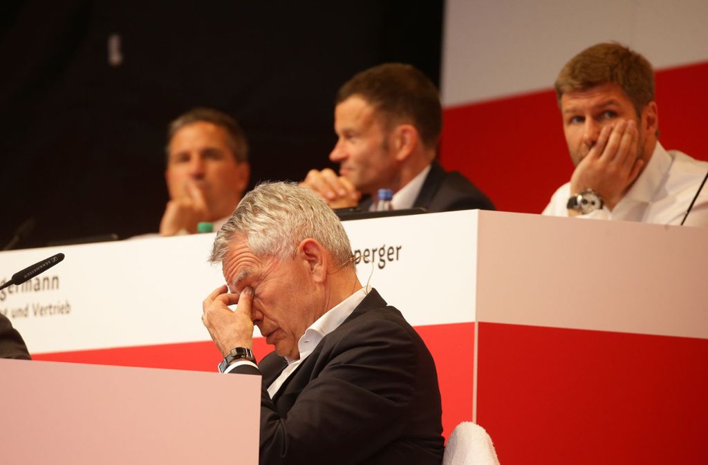 Präsident Wolfgang Dietrich (vorne) während der Mitgliederversammlung am Sonntag. Foto: Pressefoto Baumann