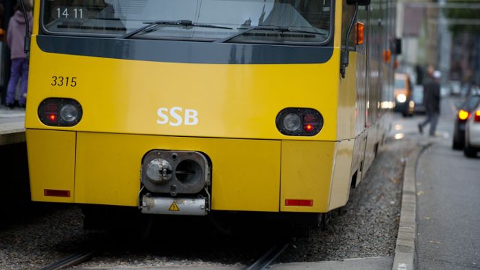 Stadtbahn kracht in Rettungswagen