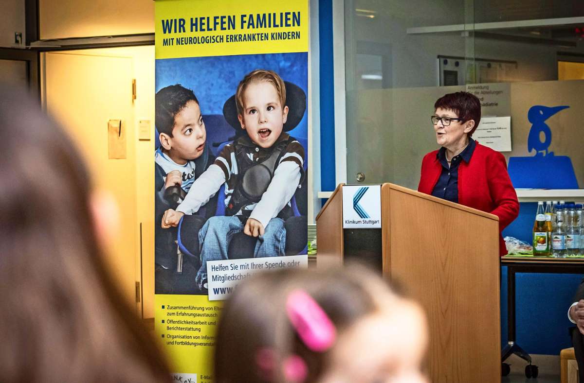 Margot Kuon am Rednerpult im Klinikum im Dienst der Kinder Foto: Lichtgut/Julian Rettig