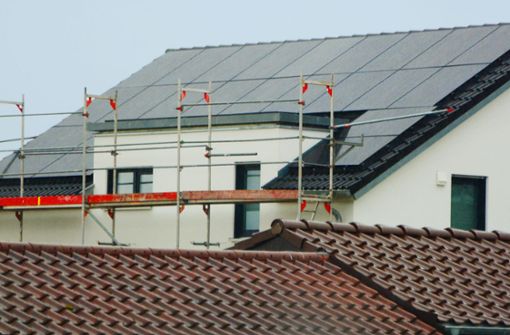 Auf immer mehr Dächern sieht man immer mehr Fotovoltaik-Anlagen. Foto: Philipp Braitinger