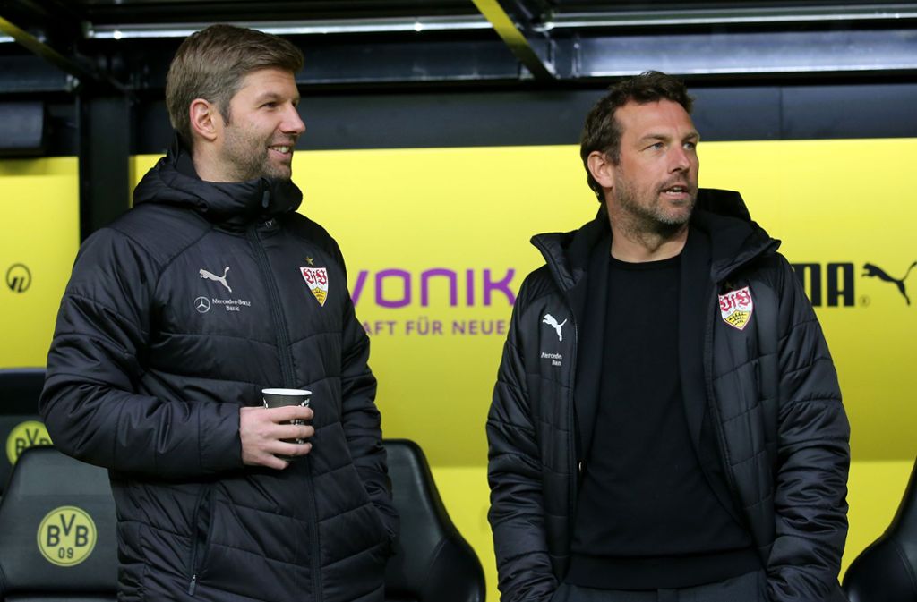 Entspannte Gesichter vor dem Spiel: Thomas Hitzlsperger und Trainer Markus Weinzierl im Gespräch.