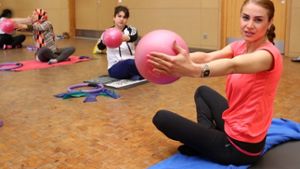 Pilates stärkt Körper und Geist – Trainerin Nilüfer Kuskun (re.) bei einer Übung Foto: Baumann