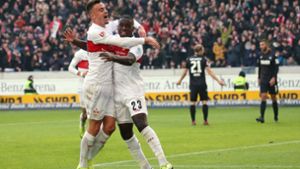 Der VfB Stuttgart (mit Philipp Förster, links,  und Orel Mangala) feiert den Derbysieg. Foto: Baumann