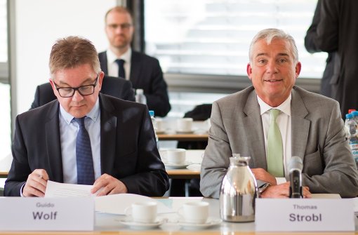 Der Fraktionsvorsitzende der CDU in Baden-Württemberg Guido Wolf (l) und Thomas Strobl (r), Landesvorsitzender der CDU Baden-Württemberg bei den Verhandlungen am Freitag. Foto: dpa