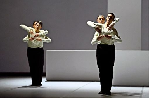 Szene aus „Pattern in 3/4“, von Edward Clug im Auftrag des Stuttgarter Balletts choreografiert. Die getanzte Bauhaus-Hommage ist nun für den Theaterpreis Der Faust nominiert. Foto: Stuttgarter Ballett