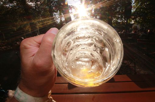 Das passt zusammen: Sommer, Sonne und ein kühles Bier in geselliger Runde. Foto: imago images/Ralph Peters