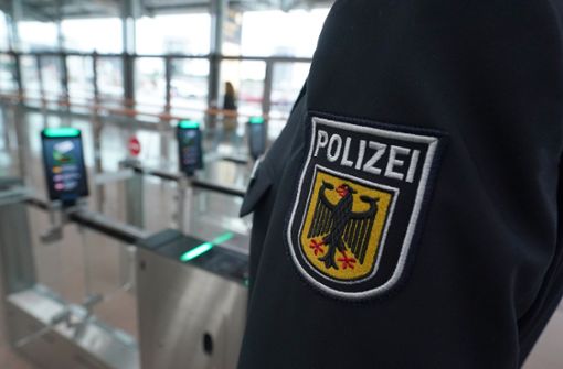 Die Polizei kontrollierte den jungen Mann bei der Einreise am Stuttgarter Flughafen und nahm ihn dann fest. (Symbolfoto) Foto: dpa/Marcus Brandt