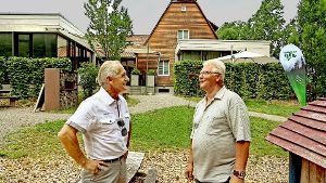 Gaudenzio Filos (59, links) und Dieter Zimmermann (67) stehen Jahrzehnte nach ihrem Aufenthalt im Waldhaus in Hildrizhausen wieder auf dem Gelände, das sich seit damals ziemlich verändert hat. Foto: factum/Bach