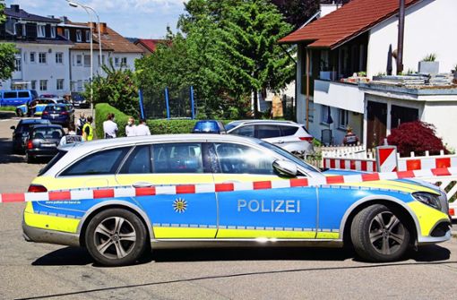 Polizei im Juni in Allmersbach: eine Frau und ihre neunjährige Tochter sind getötet worden. Foto: SDMG// Hemmann