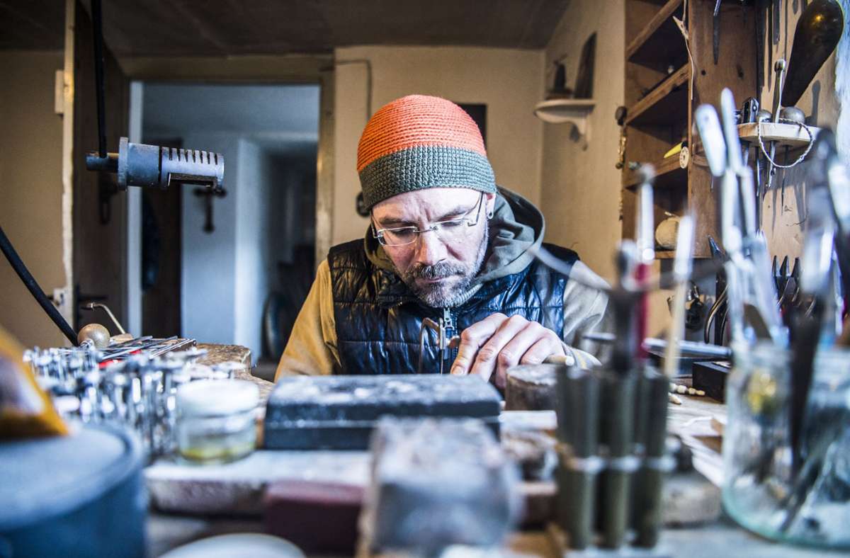 Markus Klek arbeitet in seiner Werkstatt an steinzeitlicher Kunst