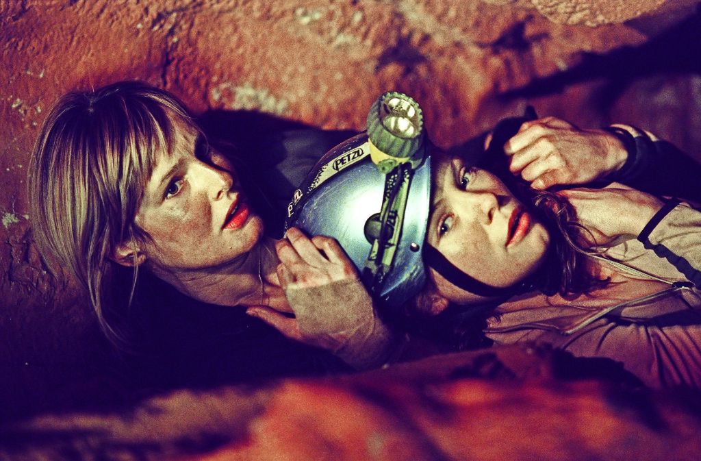 Rebecca (Saskia Mulder, li.) und Sam (MyAnna Buring) bekommen in „The Descent“ Probleme mit Höhlenbewohnern.