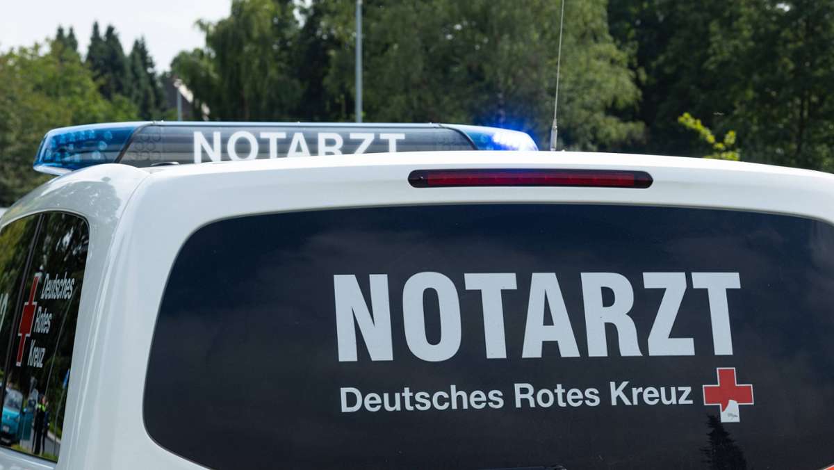 Tödlicher Unfall im Kreis Tuttlingen: Regionalzug rammt Lastwagen auf Bahnübergang: 26-Jähriger tot