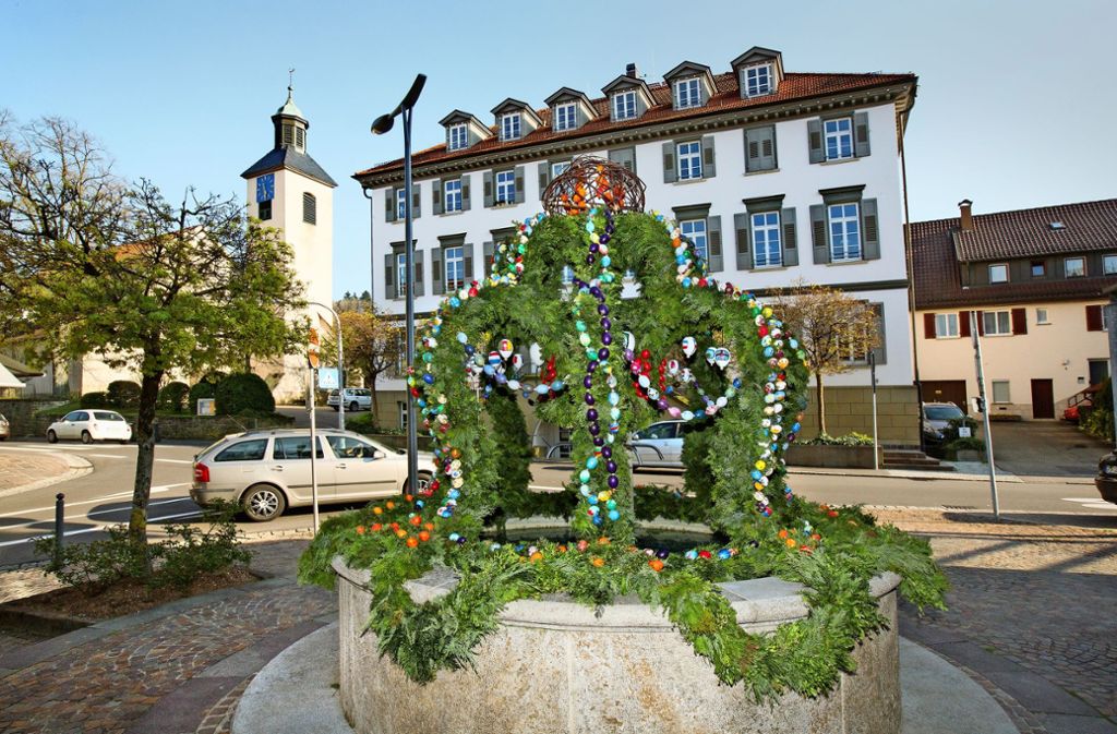 Die Bad Boller Ortsmitte ziert ein Osterbrunnen der Landfrauen. Foto: Horst Rudel