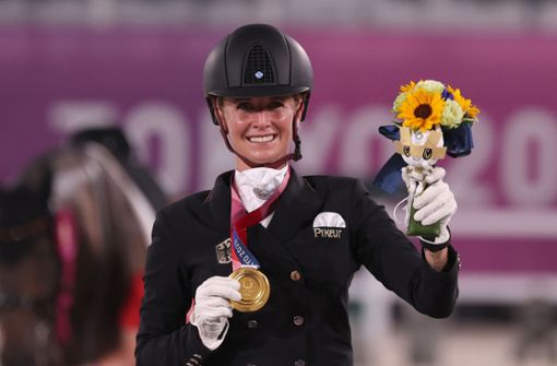 Für ihre Goldmedaille bekommt die Reiterin Jessica von Bredow-Werndl einen festen Betrag. Olympioniken aus anderen Ländern haben höhere Prämien. Foto: dpa/Friso Gentsch