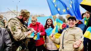 Überschwänglich feiern die Menschen in Cherson die ukrainischen Soldaten und bitten sie  um Autogramme –  als wären es Popstars. Foto: Till Mayer