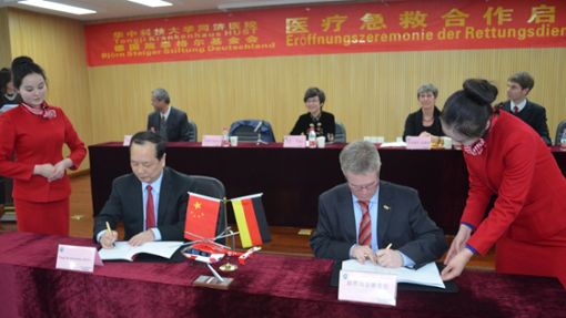 Pierre-Enric Steiger (rechts) unterzeichnet in China Ende 2013 ein „Memorandum of Understanding“. Von den Absichtserklärungen ist nicht viel  geblieben. Foto: Björn-Steiger-Stiftung