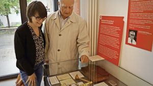 Vesna Babic vom Stadtmuseum und Adolf Martin Steiner betrachten das Hörrohr, das Steiners Vater als Arzt verwendet hat. Foto: Fritzsche