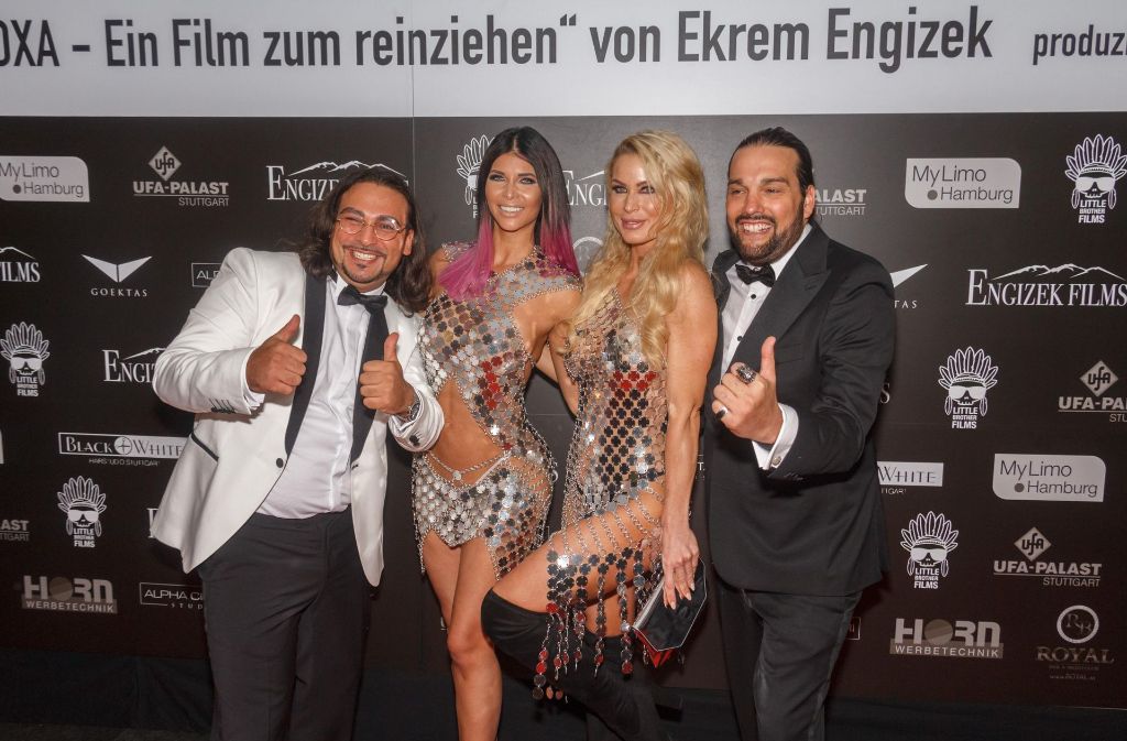 Regisseur Ekrem Engizek (links) mit den Nacktmodels Micaela Schäfer (links) und Ramona Bernhard.