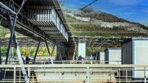 In Chur entstand das erste Solar-Faltdach mit 5500 Quadratmetern über einer Kläranlage. Foto: dhp technology/Michael Brooks