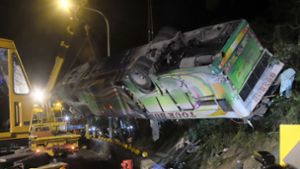 Ein Reisebus mit 44 Insassen ist in Taiwan verünglückt. Dabei sind Dutzende Menschen ums Leben gekommen. Foto: AFP