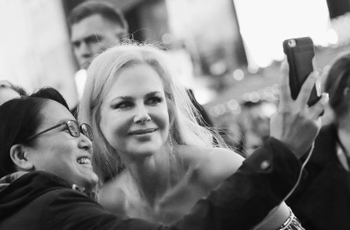 Nicole Kidman macht ein Selfie mit einem Fan. Foto: Getty Images