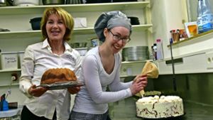 Verena Jetter (links), Betreiberin des Cafés CaVero in Leinfelden, und ihre Mitarbeiterin Freya Wiedenhorn versuchen, den Betrieb mit Kuchenverkauf über Wasser zu halten. Foto: privat