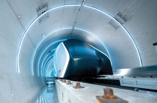 Die Hyperloop-Teststrecke der Technischen Universität München (TUM) umfasst eine 24 Meter lange Vakuumröhre aus Beton und ein Passagierfahrzeug in Originalgröße. Foto: dpa/Peter Kneffel
