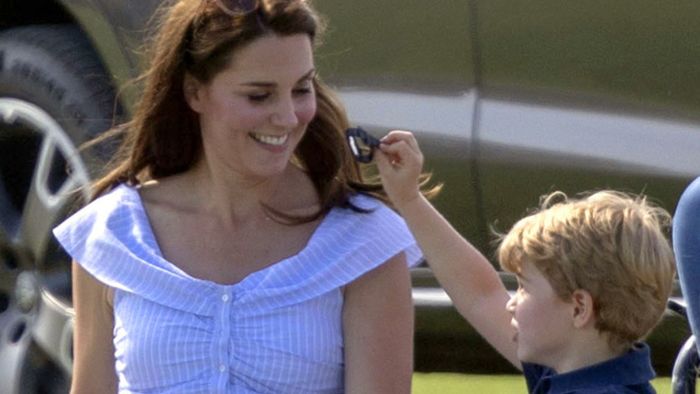 Prinz William spielt Polo, Herzogin Kate mit ihren Kindern