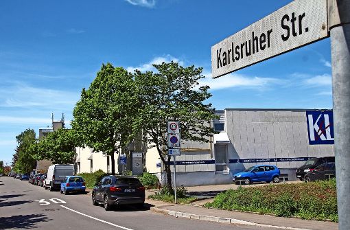 Die Karlsruher Straße ist ein beliebter Gratis-Parkplatz. Bei den Anwohnern löst dies Empörung aus. Unlängst ist sogar ein Protest-Flugblatt aufgetaucht. Foto: Sabrina Höbel