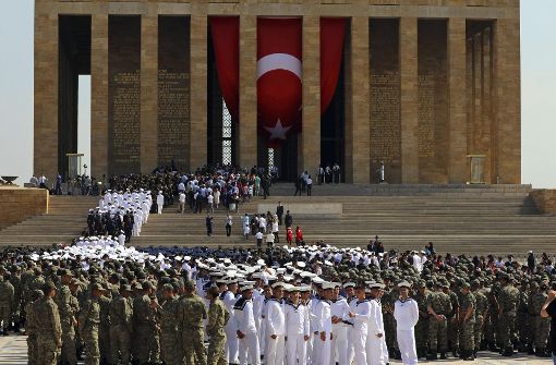 Mitglieder der türkischen Armee besuchen am Tag des Sieges das Mausoleum des Gründers der türkischen Republik, Mustafa Kemal Atatürk. Foto: AP/Symbolibld