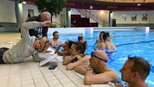 Trainerin Katja Fischer erklärt den Rookies bei der Videoanalyse die richtige Schwimmtechnik. Foto: privat