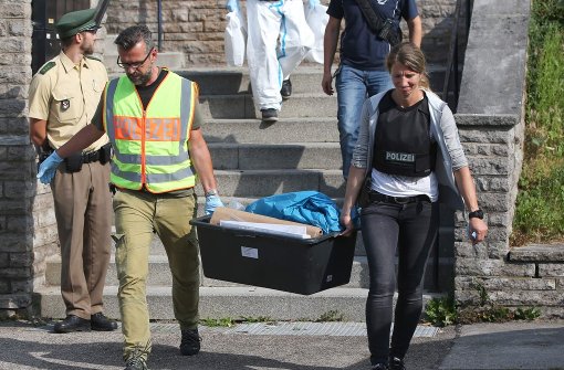 Polizeibeamte sichern in einem Flüchtlingswohnheim nach der Bombenexplosion in Ansbach mehrere Gegenstände Foto: dpa