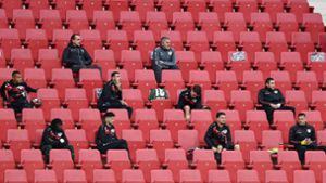 Abstand ist Trumpf: Das gilt in Corona-Zeiten auch für die Ersatzspieler des VfB, die daher momentan stets auf der Tribüne sitzen. Foto: Imago