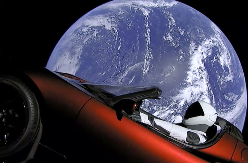 Elon Musk ließ seinen eigenen kirschroten Sportwagen seiner Elektroautofirma Tesla an Bord der „Heavy Falcon“ bringen. Im Fahrersitz des Cabrios sitzt „Starman“, ein Dummy in einem Raumanzug. Foto: AFP